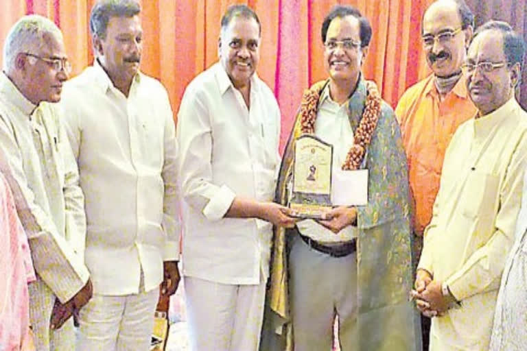 Award to eenadu editor