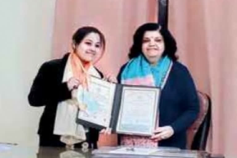 Muslim Girl Medals In Sanskrit