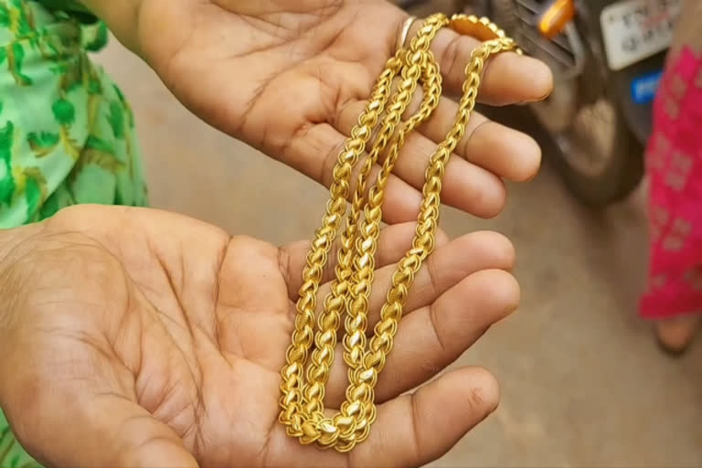 missing gold chain  gold chain missing in sivagangai  missing chain given to owner by cleaning worker  cleaning worker hand over chain to owner  குப்பைக்கு போன ஐந்தரை பவுன் தங்கநகை  சிவகங்கையில் குப்பைக்கு போன தங்க நகை  குப்பையிலிருந்து தங்க நகையை மீட்டு கொடுத்த தூய்மை பணியாளர்கள்