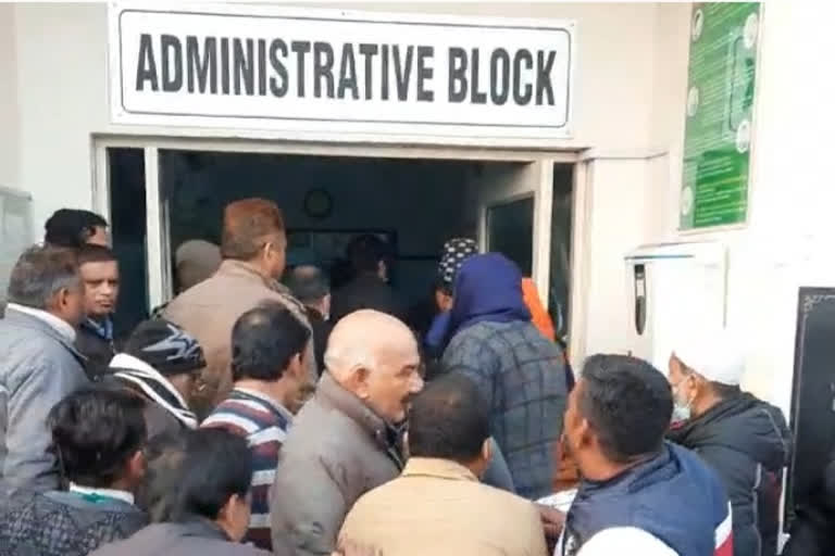 AMU Administration Suspended Five Employees: ممبر انچارج کے گھیراؤ کے سبب پانچ ملازمین معطل