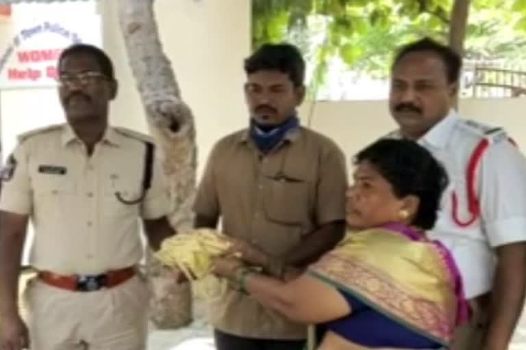 Auto driver honesty for giving back the bag forgot in the auto at kurnool