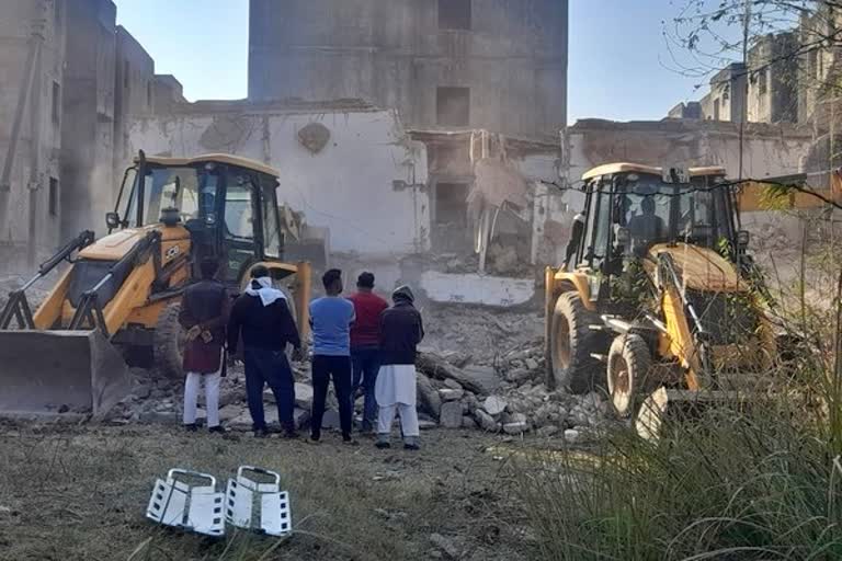 delhi building collapsed