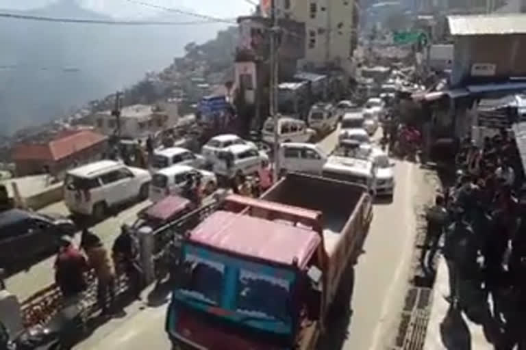 vehicles-stuck-for-hours-due-to-jam-in-pauri