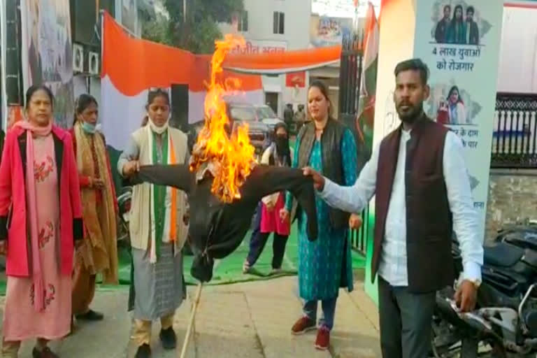 congress women workers burn effigy