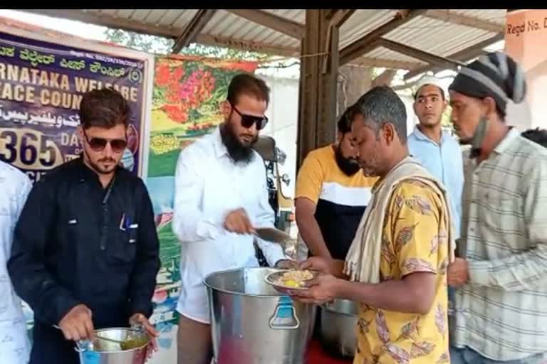 Muslim organization in Hubli giving Free meals