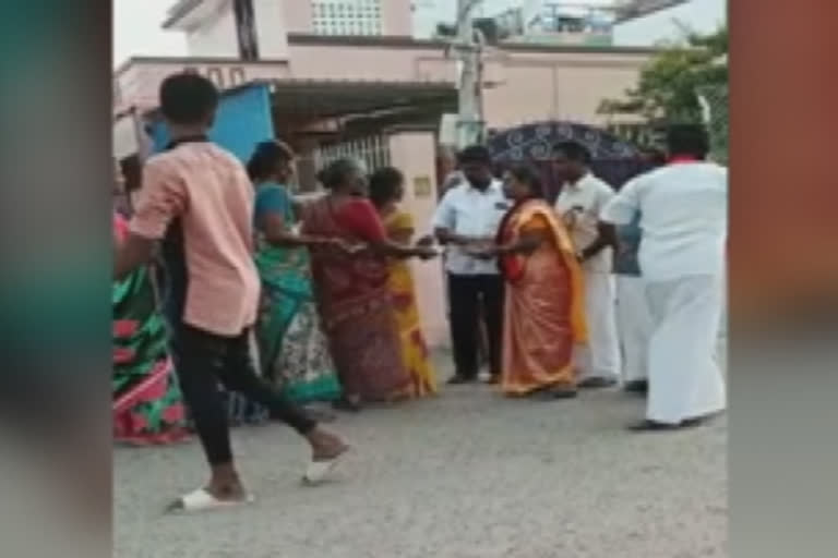 பிரச்சாரக் கூட்டத்தில் பணப்பட்டுவாடா