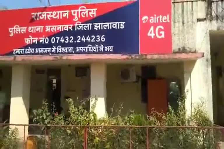 अवैध संबंधों के शक में युवक का रेता गला