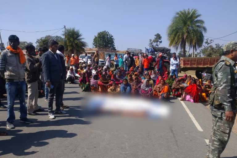 blocked road with dead body in Latehar