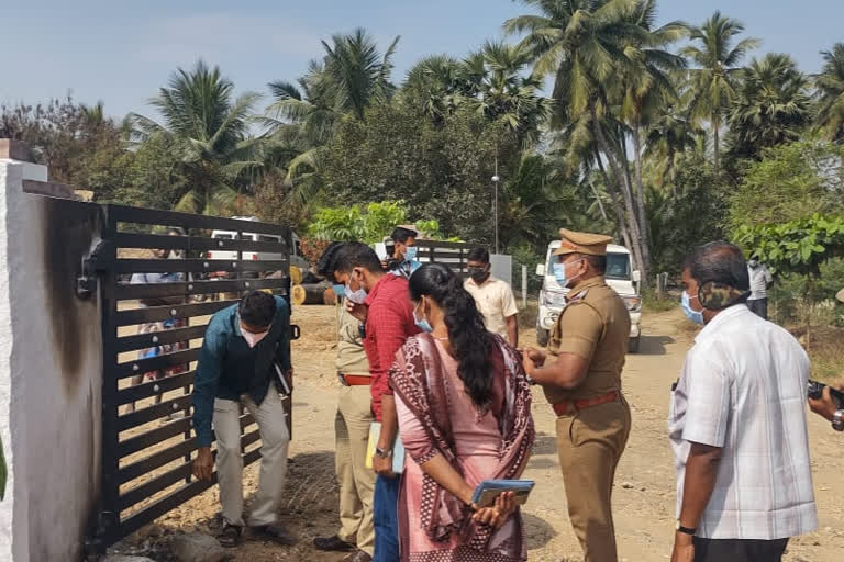 சிவகிரி அருகே அதிமுக முன்னாள் கவுன்சிலர் பண்ணை வீட்டில் மர்ம நபர்கள் பெட்ரோல் குண்டு