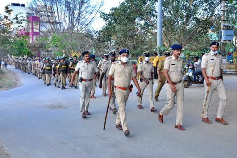 ತುಮಕೂರಿನಲ್ಲಿ  ಪೊಲೀಸರಿಂದ ಪಥ ಸಂಚಲನ