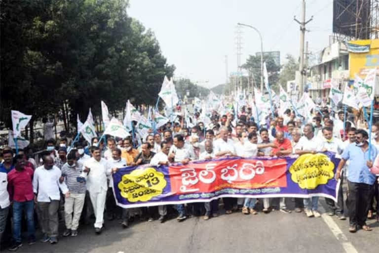 ఉక్కు కార్మికుల జైల్ భరో కార్యక్రమం.. సినీ నటుడి సంఘీభావం