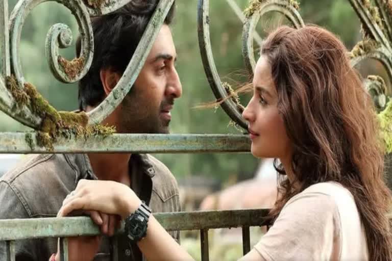 celebrity couple kissing  Alia Bhatt and Ranbir Kapoor  Kiss Day 2022  ആലിയാ ബട്ട് രണ്‍വീര്‍ കപൂര്‍  കിസ് ഡേ 2022  വാലന്‍റൈന്‍സ് ഡേ 2022  പ്രണയദിനം  ബ്രഹ്മാസ്ത്ര  ബ്രഹ്മാസ്ത്രയുടെ റിലീസ്