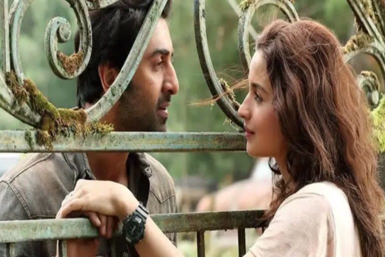 ahead-of-valentines-day-alia-ranbir-are-lost-in-each-others-eyes-picture-from-brahmastra gets viral