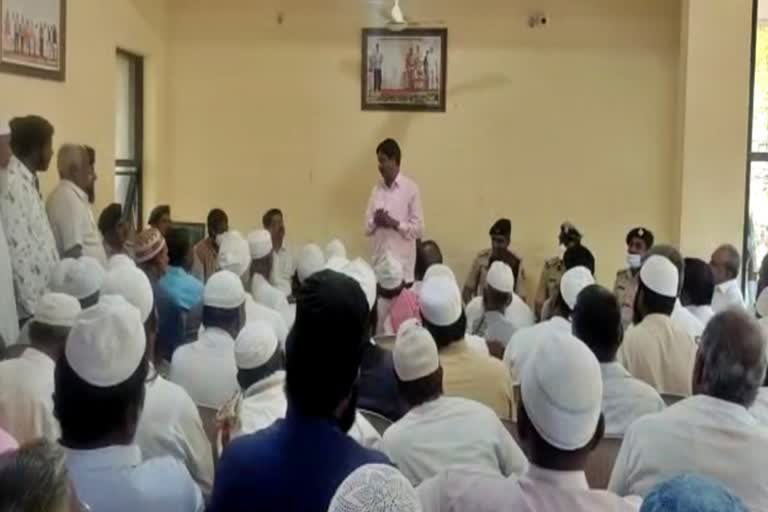 Ramesh Jarkiholi make meeting with muslim leaders at Gokak