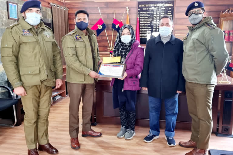 SSP Ganderbal Shri Nikhil Borkar-IPS Felicitates the Toppers of 12th Class Students of Ganderbal District