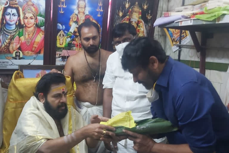 actor chiranjeevi visits sabarimala  sabarimala news  chiranjeevi sabarimala darshan  ശബരിമല ദർശനം നടത്തി ചിരഞ്ജീവി  ചിരഞ്ജീവി ശബരിമല