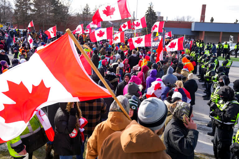 COVID: Police arrest protesters who remained at US-Canada bridge