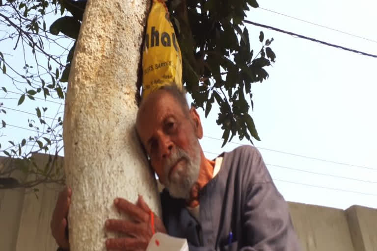 90-year-old man’s undying love for his wife continues 32 years after his death. Bhola Nath Alok, who has been living with his wife’s ashes for 32 years