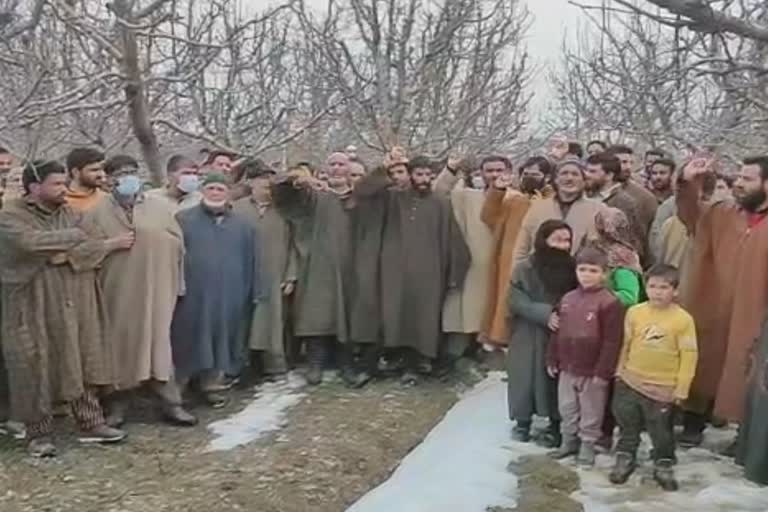 Protests Against Road Construction in Shopian: شوپیان میں حکومت کے خلاف مقامی لوگوں کا احتجاج