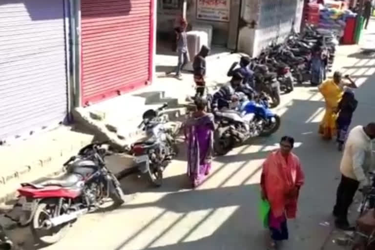Theft of four lakh rupees by breaking bike dikki in Koderma