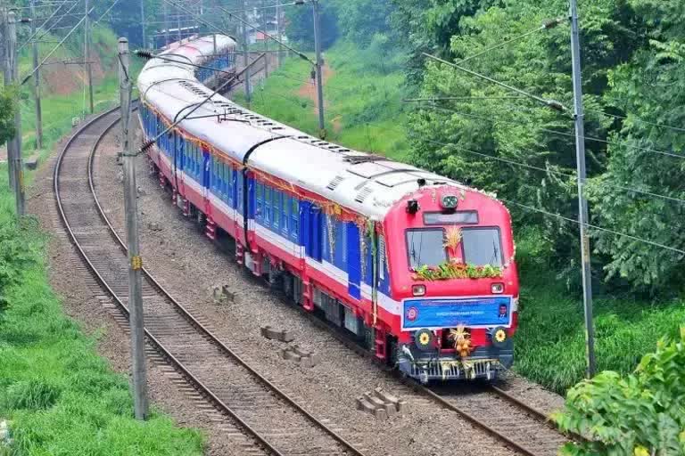 Four youths killed by train while taking selfies