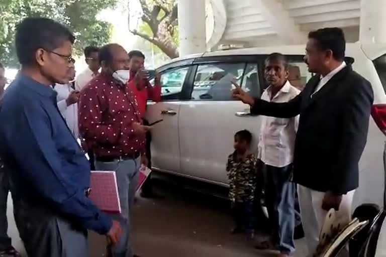 Kalaburagi DC's car confiscated for delaying compensation to farmer