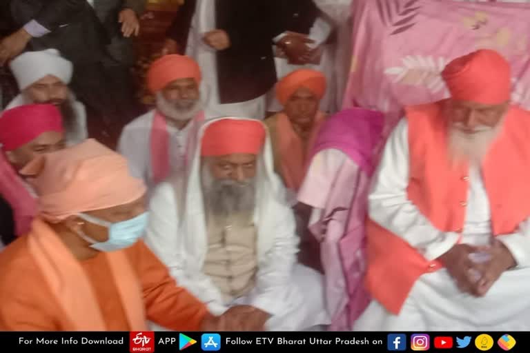 cm yogi in varanasi  varanasi latest news  etv bharat up news  सीएम योगी ने टेका मत्था  वाराणसी में संत रविदास मंदिर  Sant Ravidas temple in Varanasi  CM Yogi offered prayers  वाराणसी के संत रविदास मंदिर  पंजाब के मुख्यमंत्री चरणजीत सिंह चन्नी  मुख्यमंत्री योगी आदित्यनाथ  UP Assembly Election 2022  Uttar Pradesh Assembly Election 2022  UP Election 2022 Prediction  UP Election Results 2022  UP Election 2022 Opinion Poll