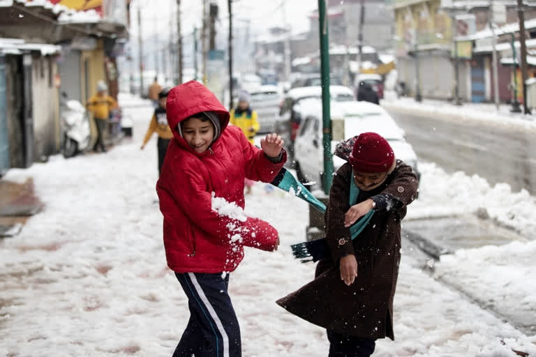 کشمیر: خشک موسم کے بیچ شبانہ درجہ حرارت نقطہ انجماد سے نیچے درج