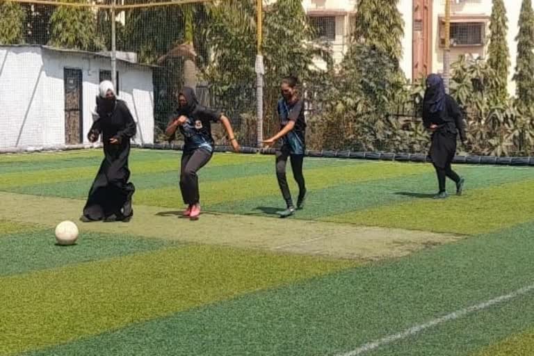 girls play football match wearing hijab  mumbra girls play football wearing hijab  മഹാരാഷ്‌ട്ര പെണ്‍കുട്ടികള്‍ ഹിജാബ് ഫുട്‌ബോള്‍  ഹിജാബ് വിവാദം  മുമ്പ്ര വിദ്യാര്‍ഥികള്‍ ഹിജാബ് ഫുട്‌ബോള്‍ മത്സരം