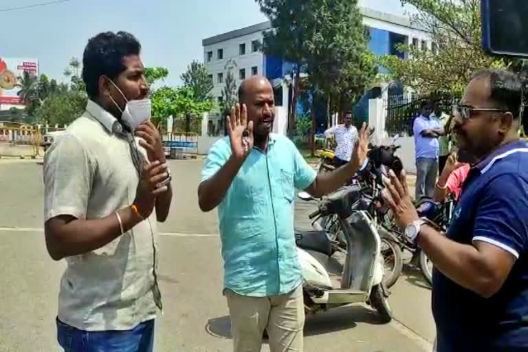 Hindu Jagarana Vedike leaders protest in Ramnagar