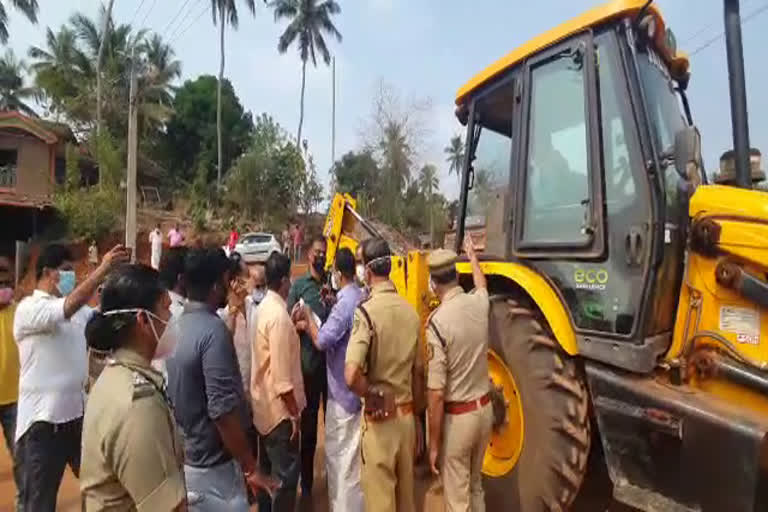 Clashes between police and locals in Anankoor  Anankoor Crime Branch office Constriction  അണങ്കൂരില്‍ പൊലീസും നാട്ടുകാരും തമ്മില്‍ സംഘര്‍ഷം  അണങ്കൂര്‍ ക്രൈം ബ്രാഞ്ച് ഓഫിസ് നിര്‍മാണത്തിനിടെ സംഘര്‍ഷം