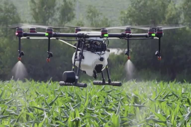 Chemical spraying method by drone : કૃષિ ડ્રોન ટેકનોલોજીના ઉપયોગ અને ફાયદા જાણવા તાપીના ખેડૂતો ઉમટ્યાં