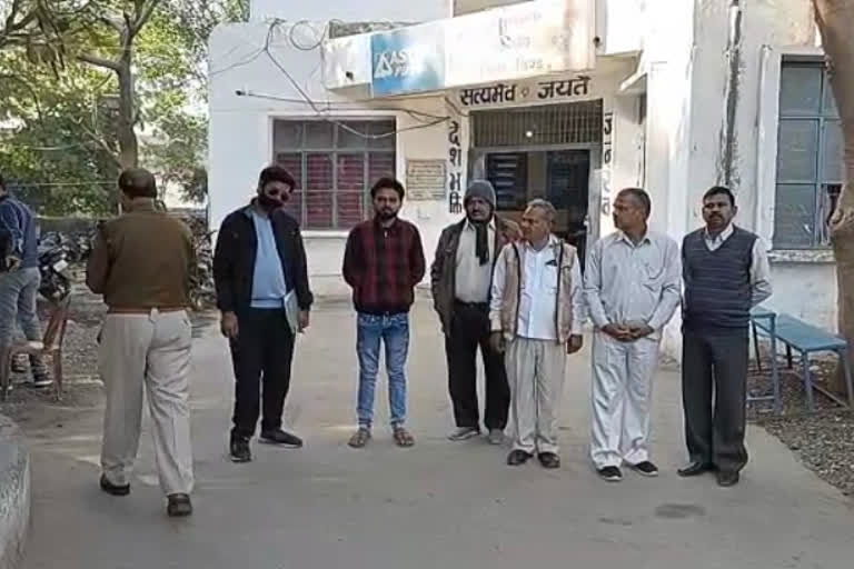 teachers in bhind police station