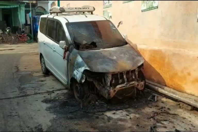 Political Violence: ଓଳମ୍ବା ଗ୍ରାମରେ ଜାଳିଦେଲେ କାର