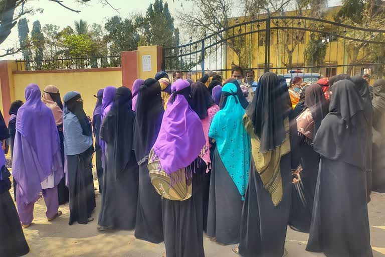 Hijab controversy continues in Karnataka