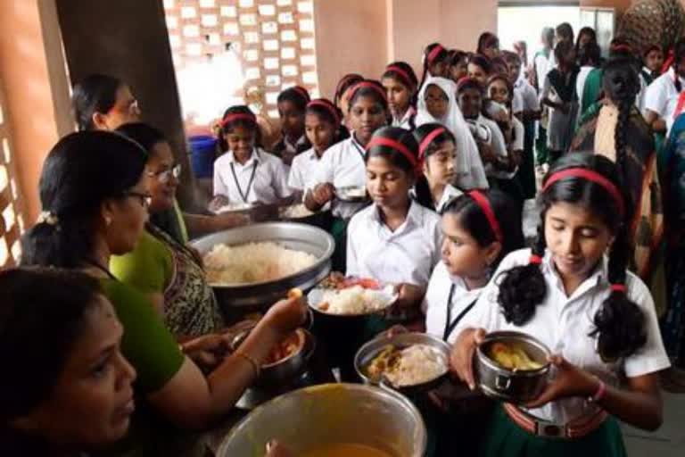 സ്‌കൂള്‍ ഉച്ചഭക്ഷണ വിതരണം  kerala school mid day meal  sivankutty meeting with collectors  kerala schools regular class  സ്‌കൂള്‍ തുറക്കല്‍  ശിവന്‍കുട്ടി കലക്‌ടര്‍മാര്‍ യോഗം  സ്‌കൂള്‍ ശുചീകരണം