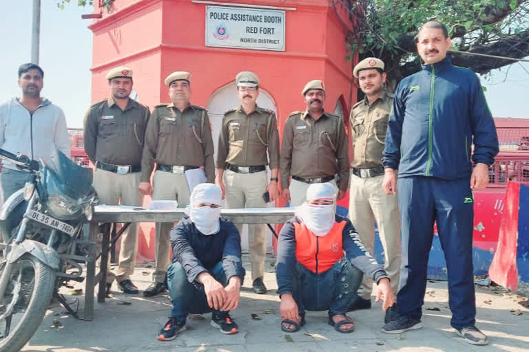 पुलिस की गिरफ्त में आरोपी