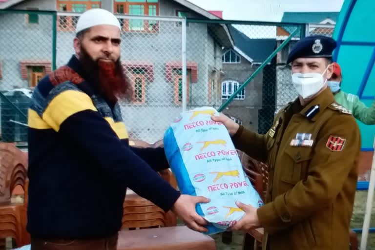 Budgam Police Distributes Sports Equipments : بڈگام پولیس نے کھلاڑیوں میں کرکٹ سامان تقسیم کیا