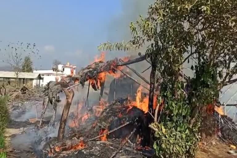 fire-in-the-hut-of-kalu-siddha-basti-area-of-ramnagar