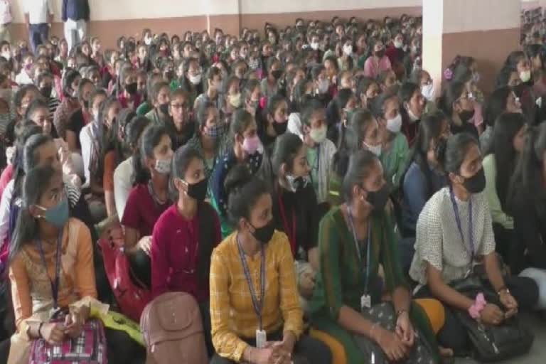 Women safety in Surat: ગ્રિષ્મા હત્યાકાંડ બાદ વિદ્યાર્થિનીઓની સુરક્ષાને લઇને શહેરની શાળા-કોલેજોમાં તાલીમ શરૂ