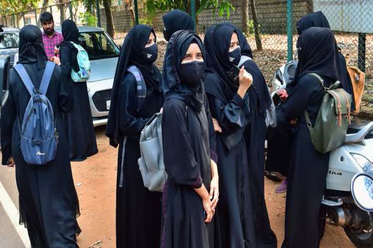 Hijab row karnataka government to high court  karnataka government against hijab  karnataka high court on Hijab row  ഹിജാബ് വിവാദം കർണാടക സർക്കാർ ഹൈക്കോടതി  ഹിജാബിനെതിരെ കർണാടക സർക്കാർ
