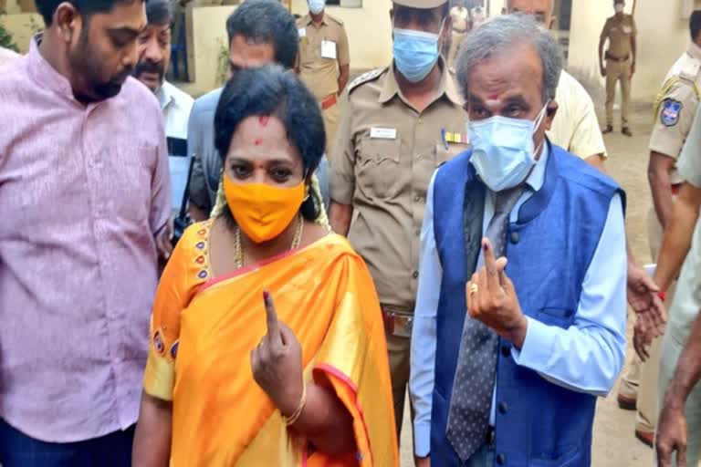 தெலங்கானா ஆளுநர் தமிழிசை செளந்தராஜன் வாக்களித்தார்!