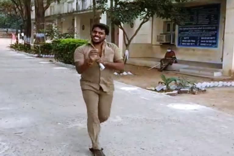 பேருந்தை நிறுத்தி ஓட்டு போட்ட ஓட்டுநர்