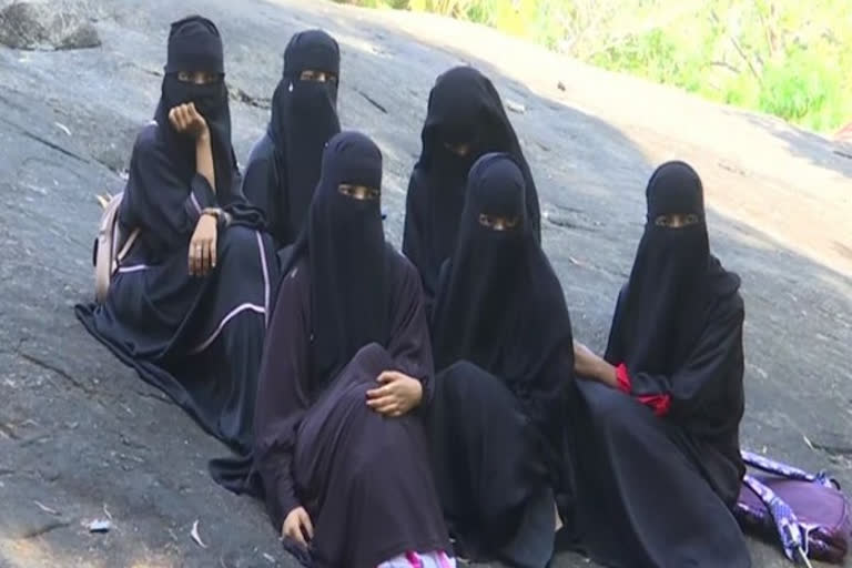 باحجاب طالبات کے خلاف ایف آئی آر