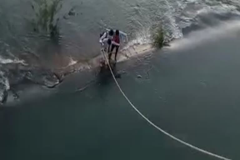Boys trapped in the river to take selfie