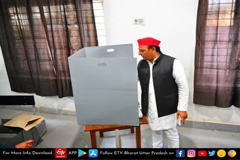 SP National President Akhilesh Yadav with family reached Saifai and casting his votes  सपा अध्यक्ष अखिलेश यादव  अखिलेश यादव सैफई पहुंचे  डिम्पल यादव के साथ मतदान  SP National President Akhilesh Yadav  Saifai and casting his votes  समाजवादी पार्टी के अध्यक्ष अखिलेश यादव  पत्नी डिम्पल यादव  संरक्षक मुलायम सिंह यादव