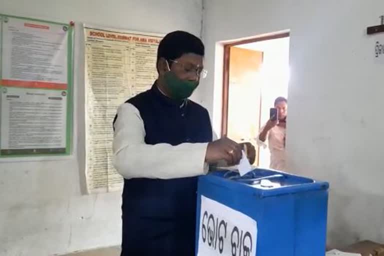 athamalik mla ramesh sai casts vote for panchayat election