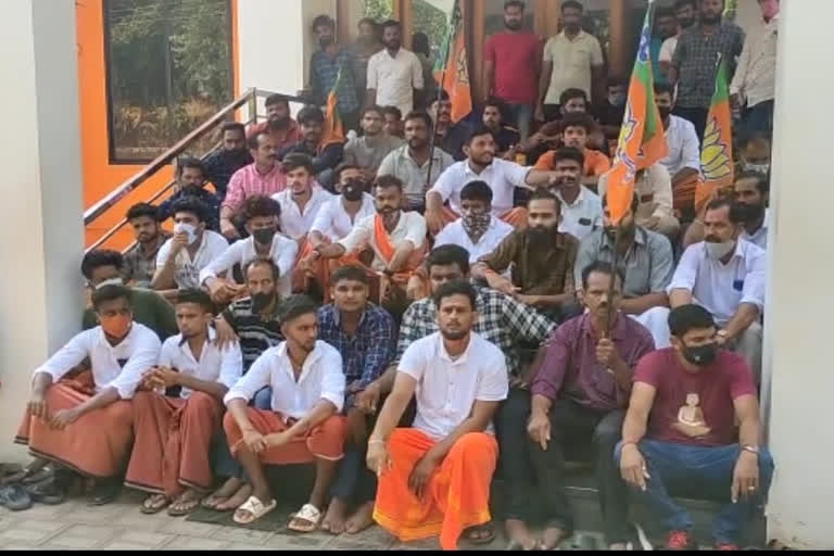 Bjp office protest conducting party members  കാസര്‍കോട് ബി.ജെ.പി ഓഫിസ്‌ താഴിട്ടുപൂട്ടി പ്രധിഷേധിച്ച് ബി.ജെ.പി പ്രവര്‍ത്തകര്‍  കാസര്‍കോട് ബി.ജെ.പി ജില്ല കമ്മിറ്റി ഓഫിസ് ഉപരോധിച്ച് ബി.ജെ.പി പ്രവര്‍ത്തകർ  Kasargod Bjp office protest  Kasargod todays news  കാസര്‍കോട് ഇന്നത്തെ വാര്‍ത്ത