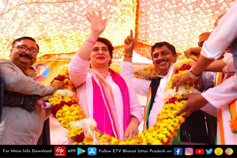 PRIYANKA GANDHI ROAD SHOW IN RAE BAREILY  Rae Bareli latest news  etv bharat up news  UP Assembly Election 2022  Uttar Pradesh Assembly Election 2022  UP Election 2022 Prediction  UP Election Results 2022  UP Assembly Elections 2022  UP Election 2022  रायबरेली की नुक्कड़ सभा  सपा-भाजपा पर निशाना  Priyanka targets SP-BJP  Rae Bareli street meeting  यूपी प्रभारी प्रियंका वाड्रा  रायबरेली के जगतपुर में नुक्कड़  वोटों का ध्रुवीकरण