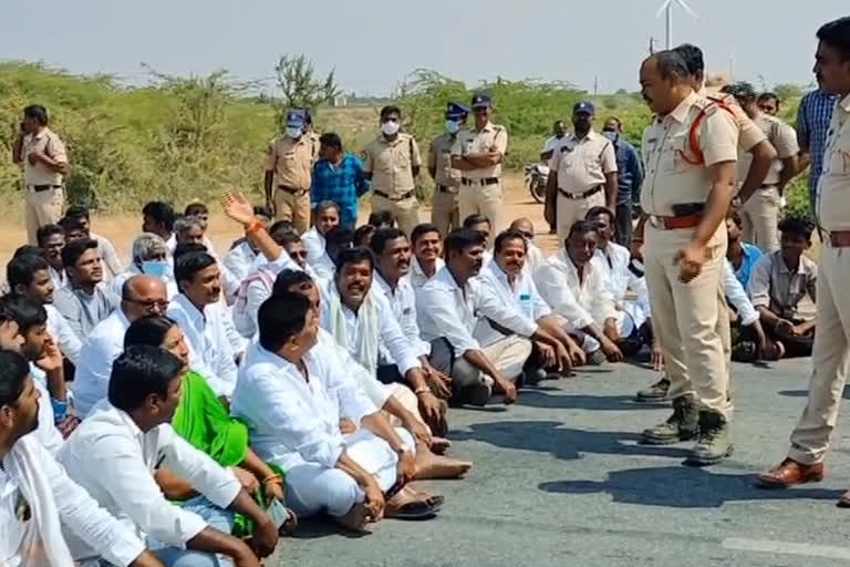 Farmers protest at ananthapur-ballari national highway